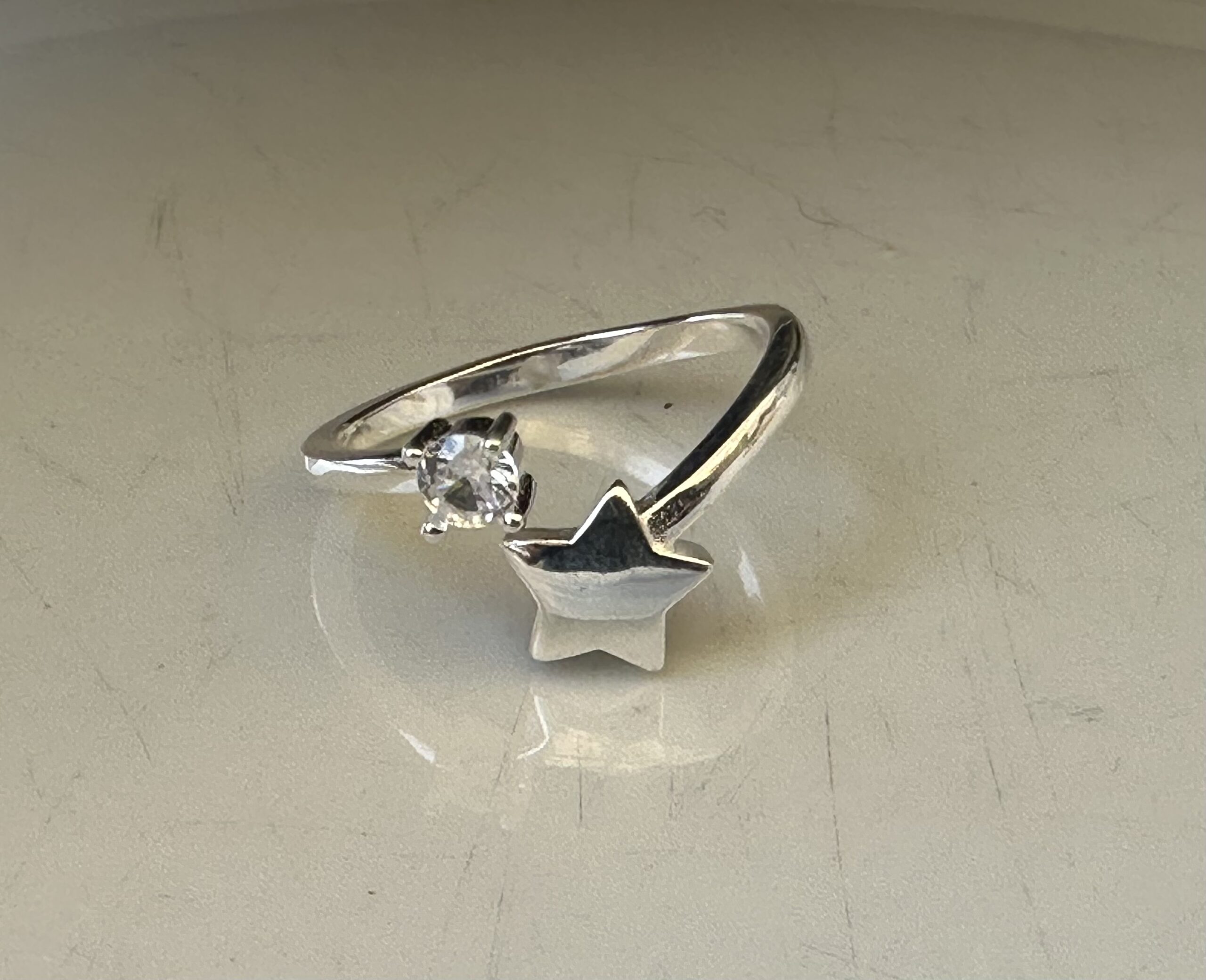 anillo de plata estrella con punto de luz