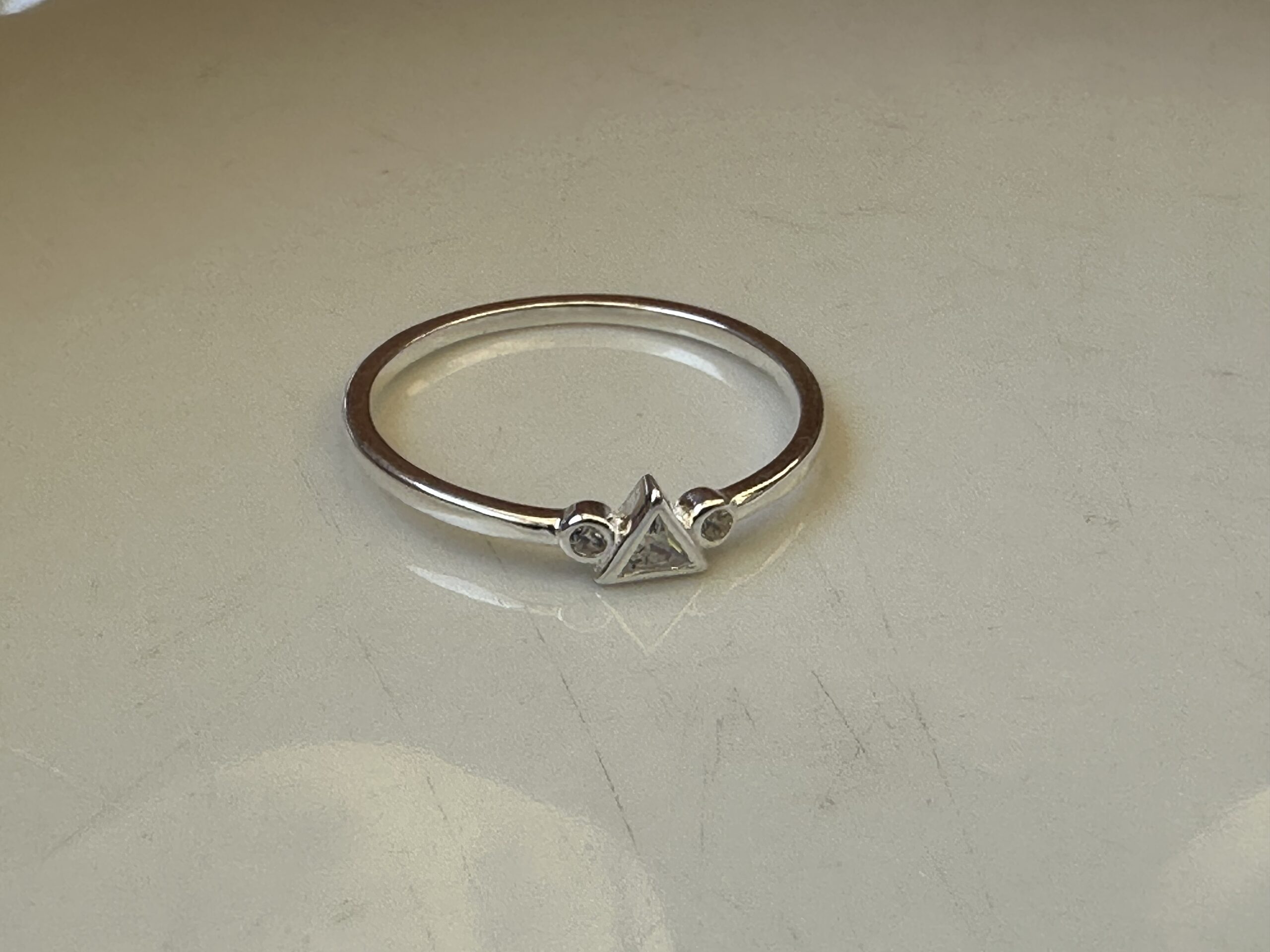 anillo de plata triangulo